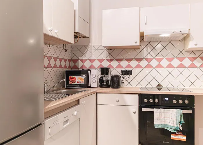 Cozy 3-bedroom In Apartment *